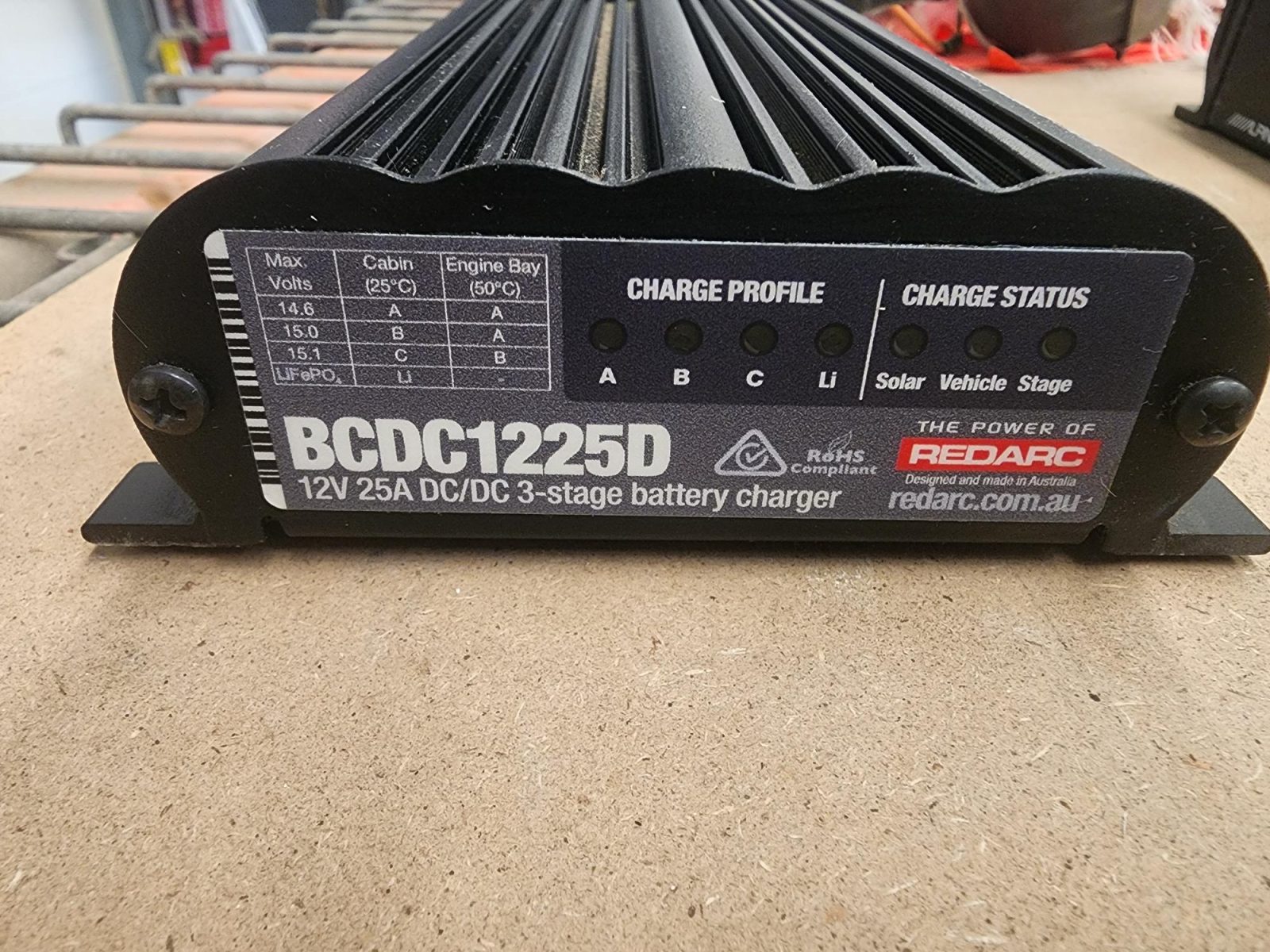 REDARC 3 STAGE BATTERY CHARGER - Image 3